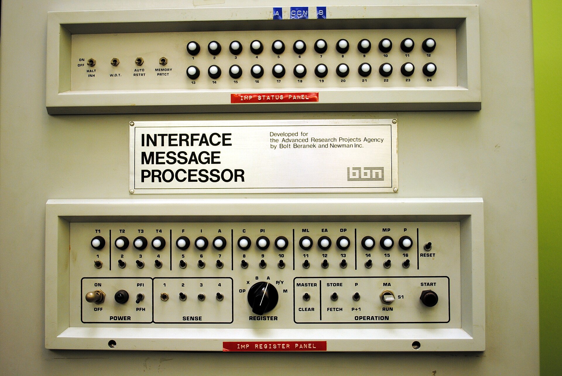 Prednja ploča IMP-a, routera ARPANET-a: natpis Interface Message Processor, lampice i prekidači
