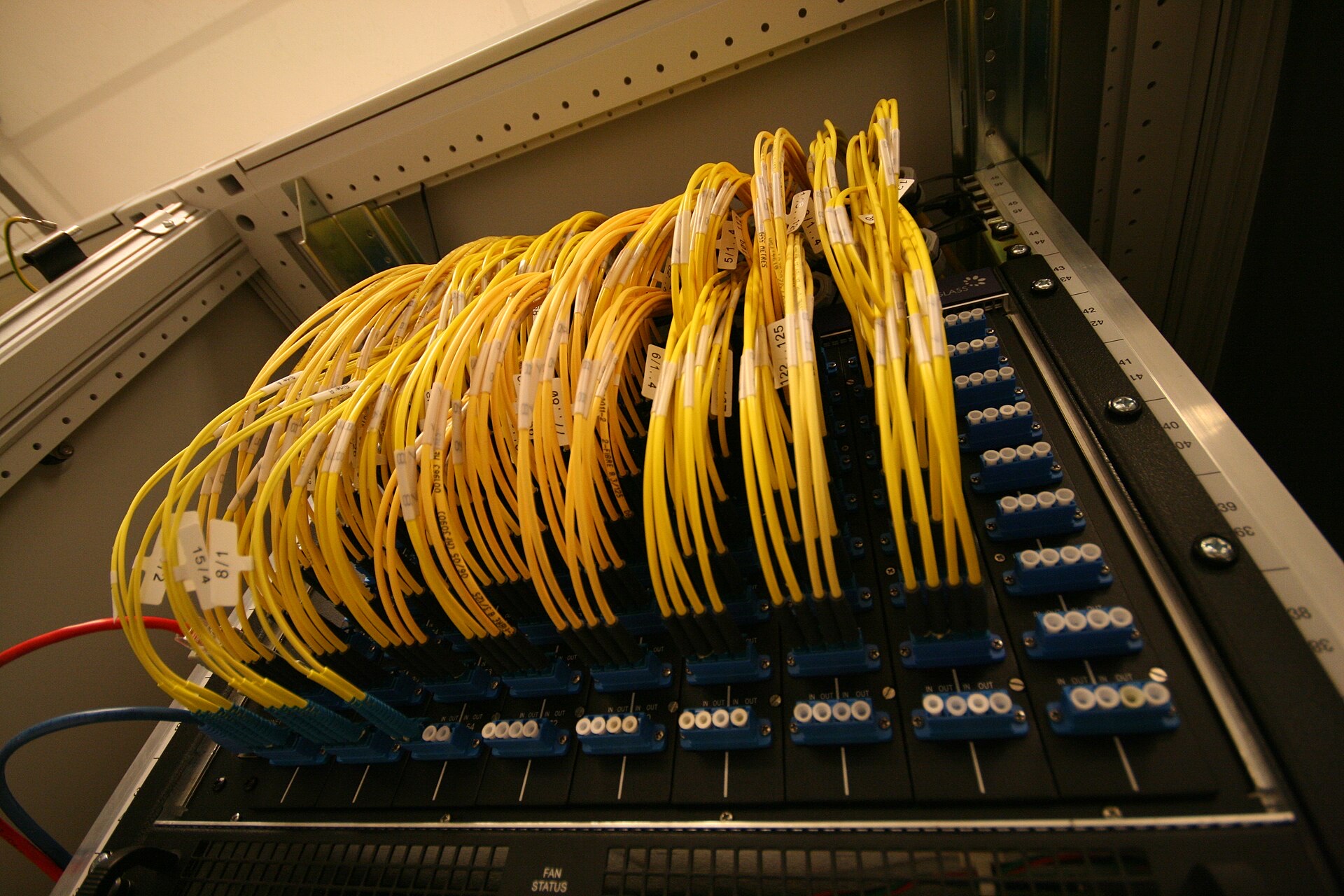 Ormari internetskog čvorišta s mnoštvom žutih optičkih kabela
